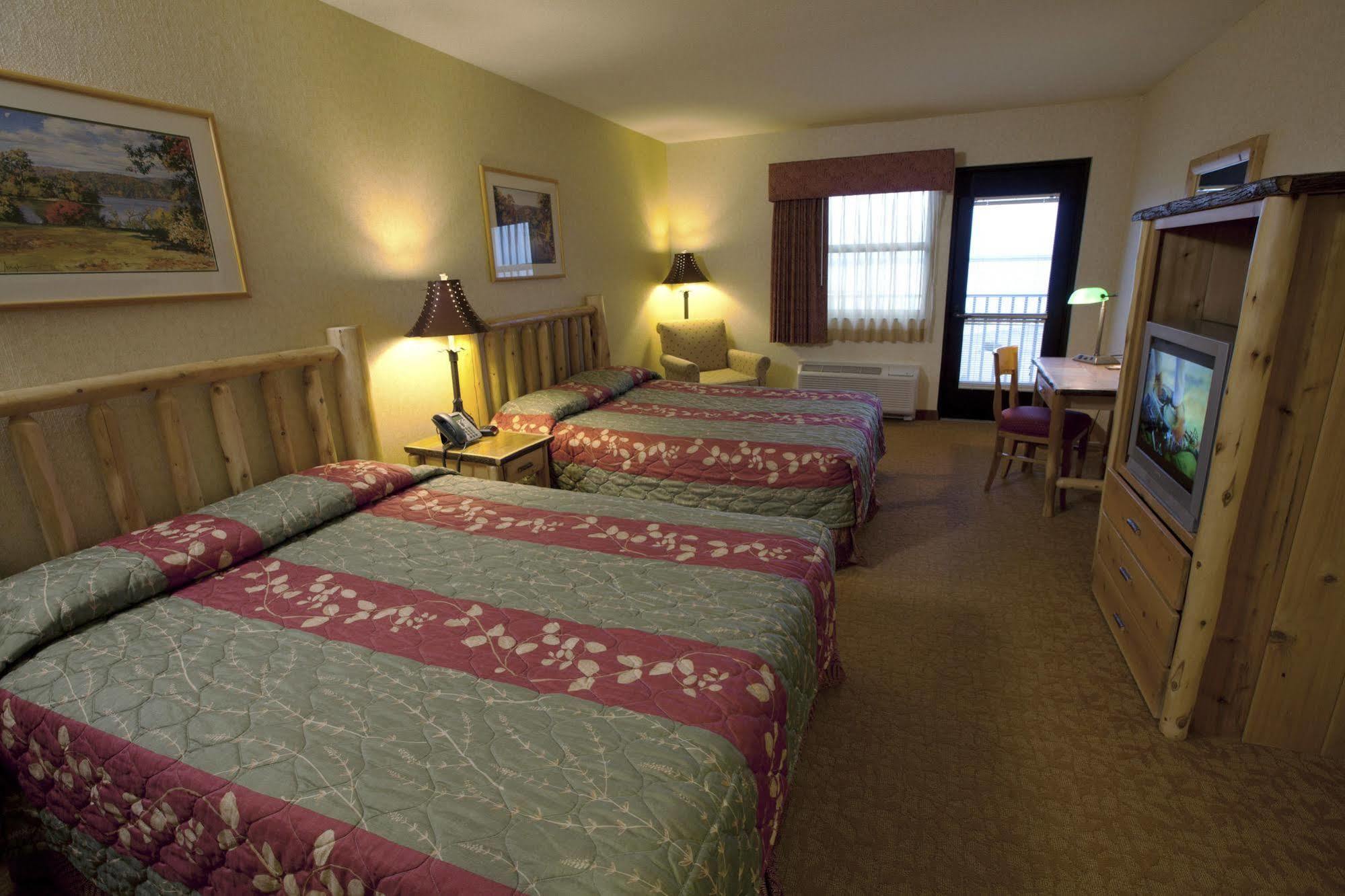 Kewadin St. Ignace Hotel Evergreen Shores Exteriör bild